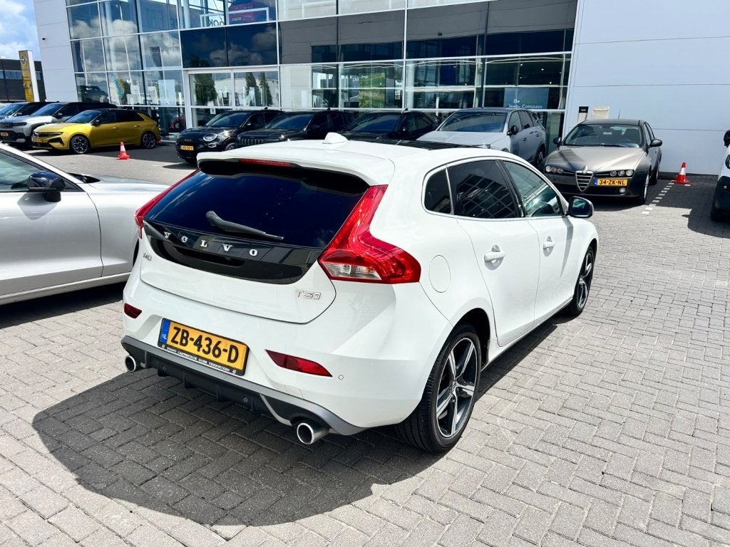Volvo V40 T3 153PK AUT6 Polar+ Sport| Pano| Camera| H&K soun, Auto's, Volvo, 12 maanden, 4 cilinders, Wit, 1500 kg
