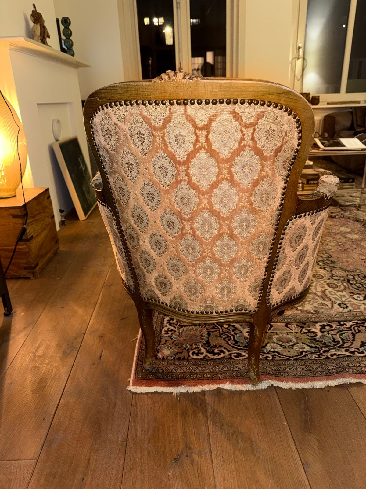 Antieke fauteuil Louis XV met sierlijk houtsnijwerk, Antiek en Kunst, Ophalen