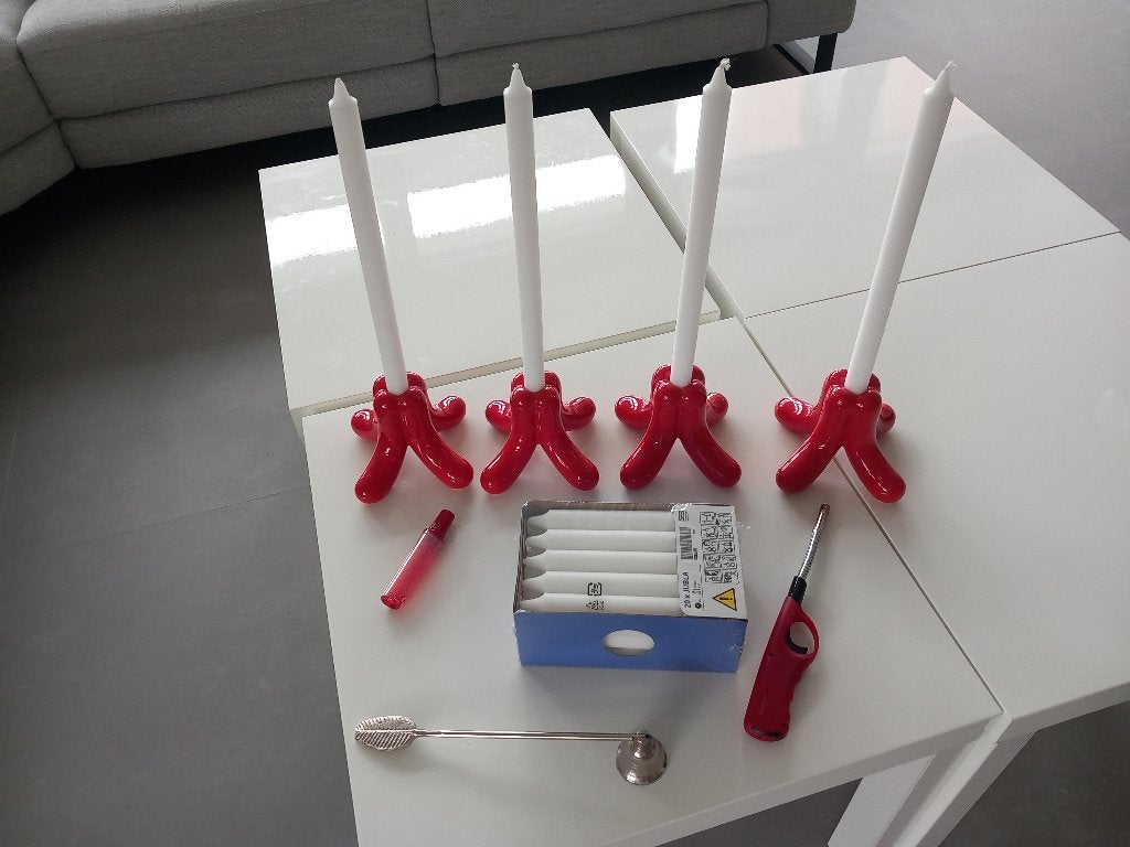 RODE KANDELAARS MET KAARSEN 1X GEBRUIKT VAN IKEA, IKEA, Ophalen of Verzenden, Zo goed als nieuw, Steen/keramiek