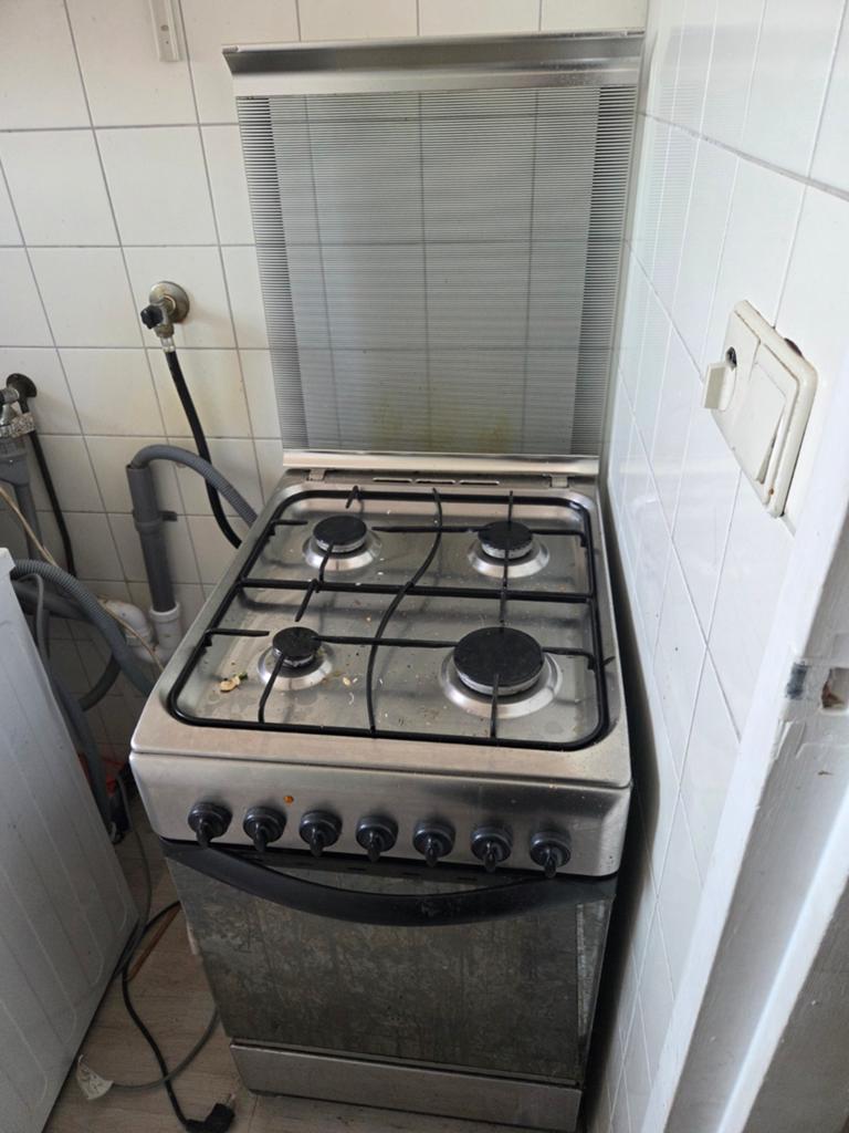 Gratis indesit fornuis/oven, Witgoed en Apparatuur, Fornuizen, Gebruikt, Gas, Vrijstaand, 85 tot 90 cm