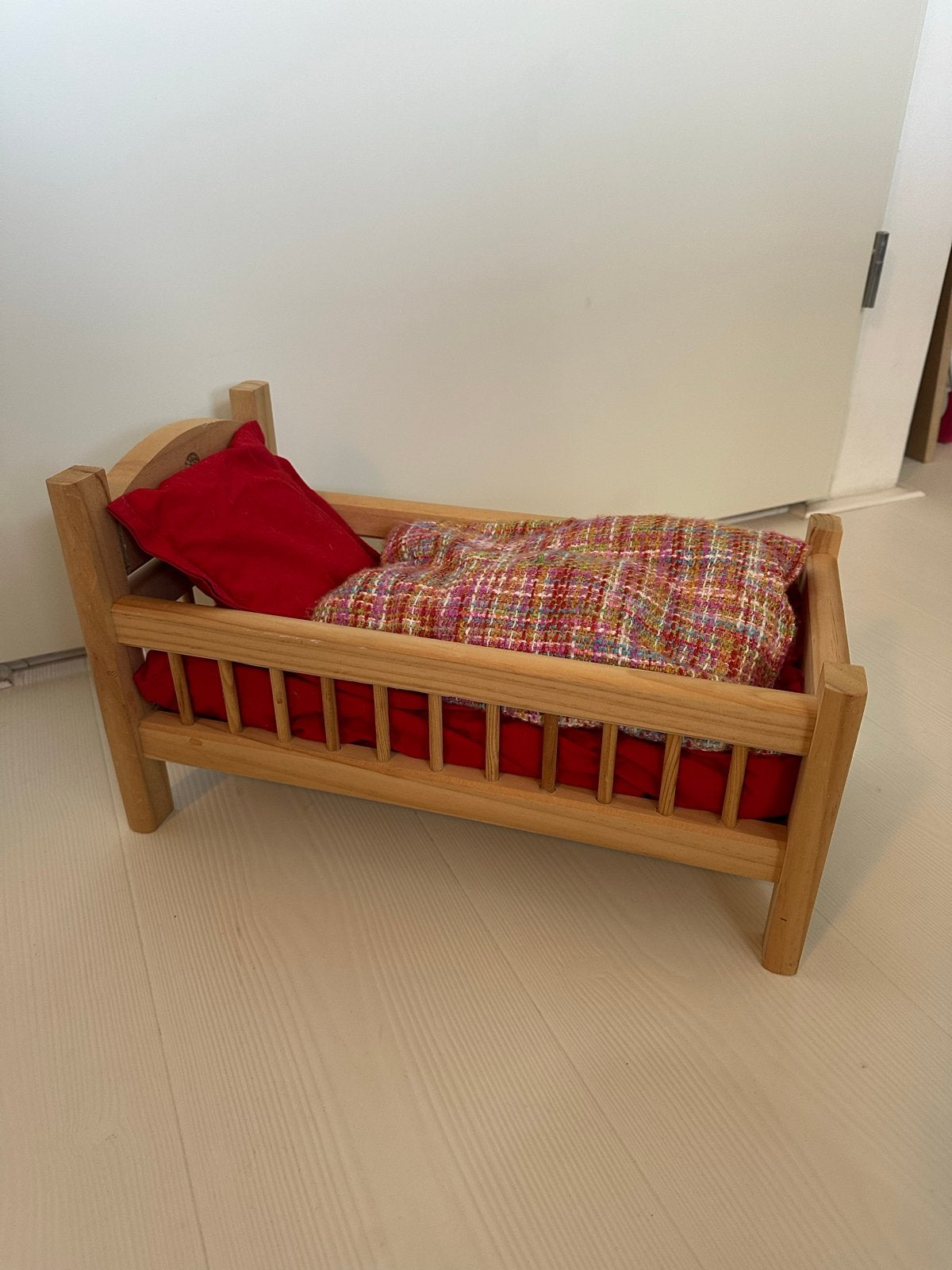 Houten poppenbedje met beddengoed, Ophalen, Zo goed als nieuw, Babypop