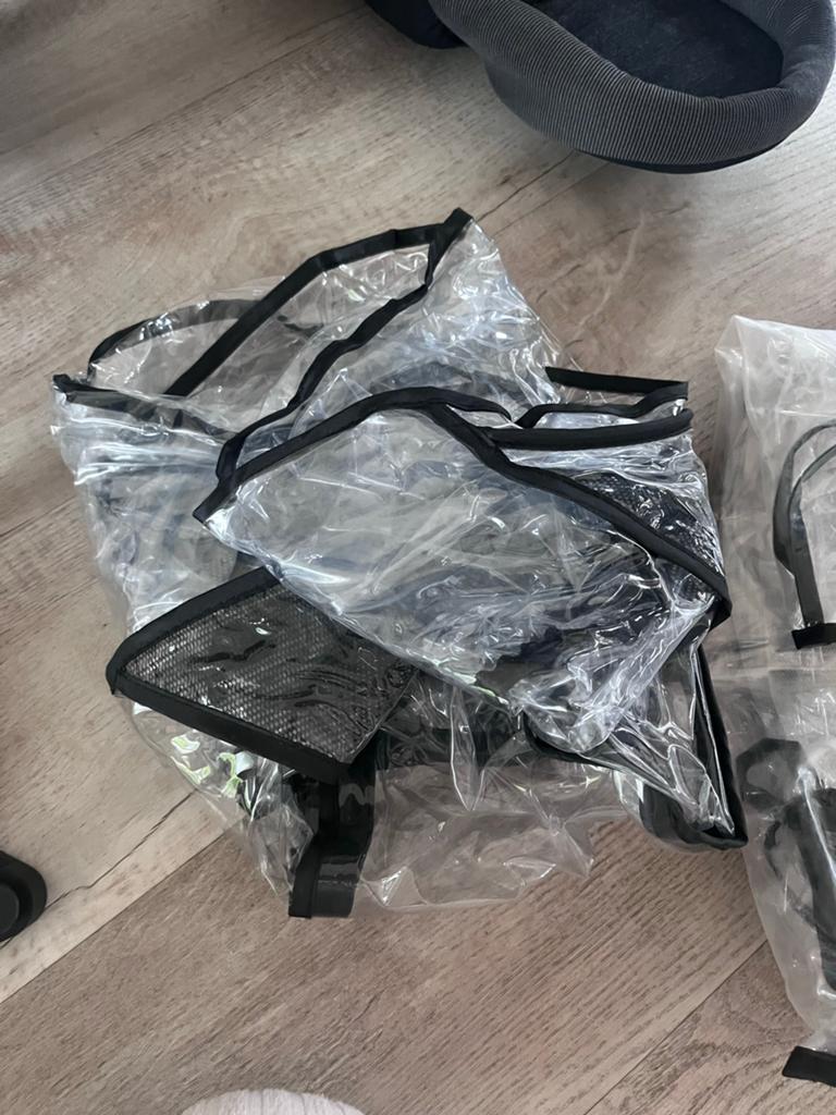 Maxi-Cosi autostoel met adapters en regenhoes, Ophalen, Autogordel, Zijbescherming, Zo goed als nieuw