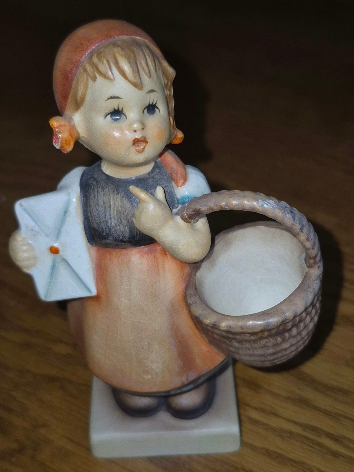 Vintage Goebel Hummel beeldje - Meisje met mandje en brief, Ophalen of Verzenden