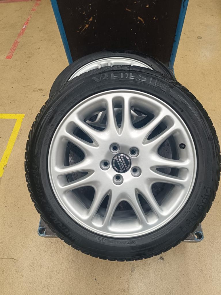 Volvo lichtmetalen velgen 17 inch met winterbanden, Ophalen, Gebruikt, Banden en Velgen, 17 inch