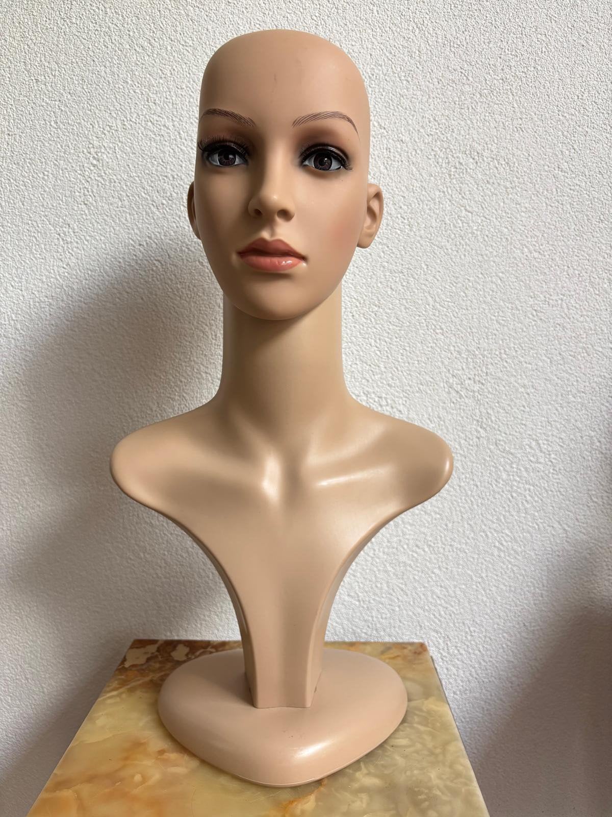 Etalagepop hoofd vrouw, hoed, pruik, sieraden, 52 cm hoog, Antiek en Kunst, Curiosa en Brocante, Ophalen of Verzenden