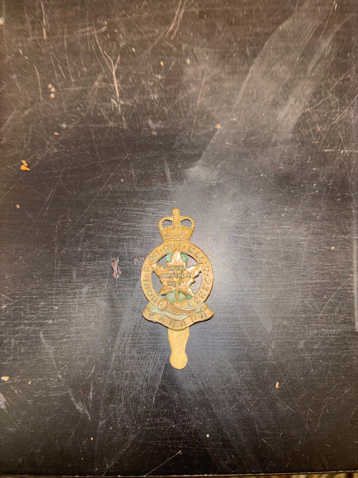 Metalen militaire baretbadge - Royal Montreal Regiment Canad, Ophalen of Verzenden, Landmacht, Overige gebieden, Embleem of Badge