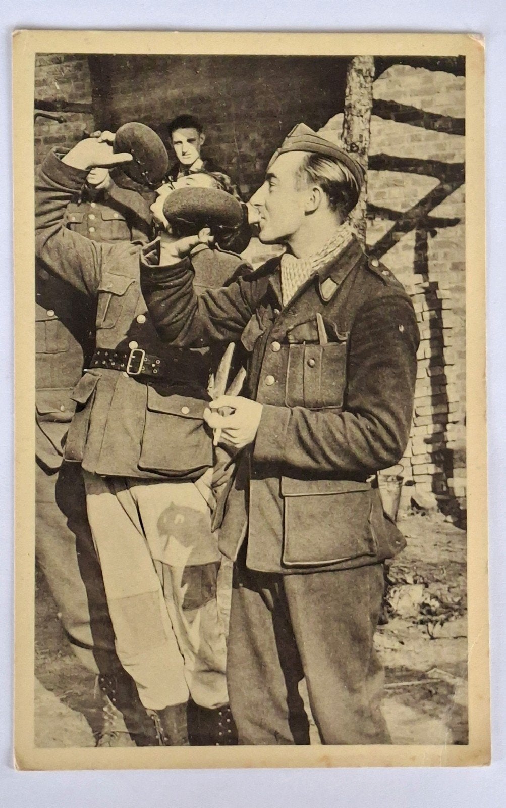Ansichtkaart- WO2- Geallieerden- soldaten- veldfles, Ophalen of Verzenden, Landmacht, Overige gebieden, Foto of Poster