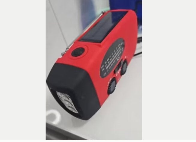 Draagbare FM / AM noodradio op zonne energie met zaklamp