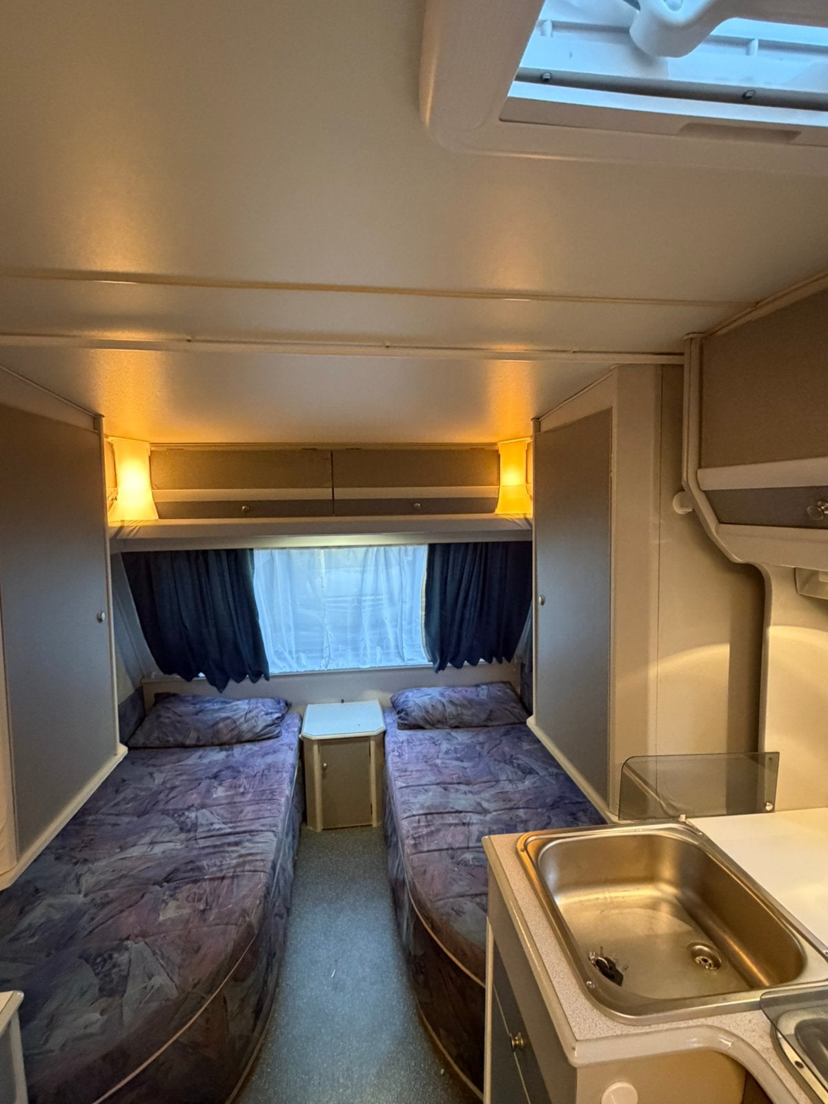 Caravan beyerland met voortent unieke indeling, Caravans en Kamperen, Hobby, 750 - 1000 kg, Particulier, 2 aparte bedden