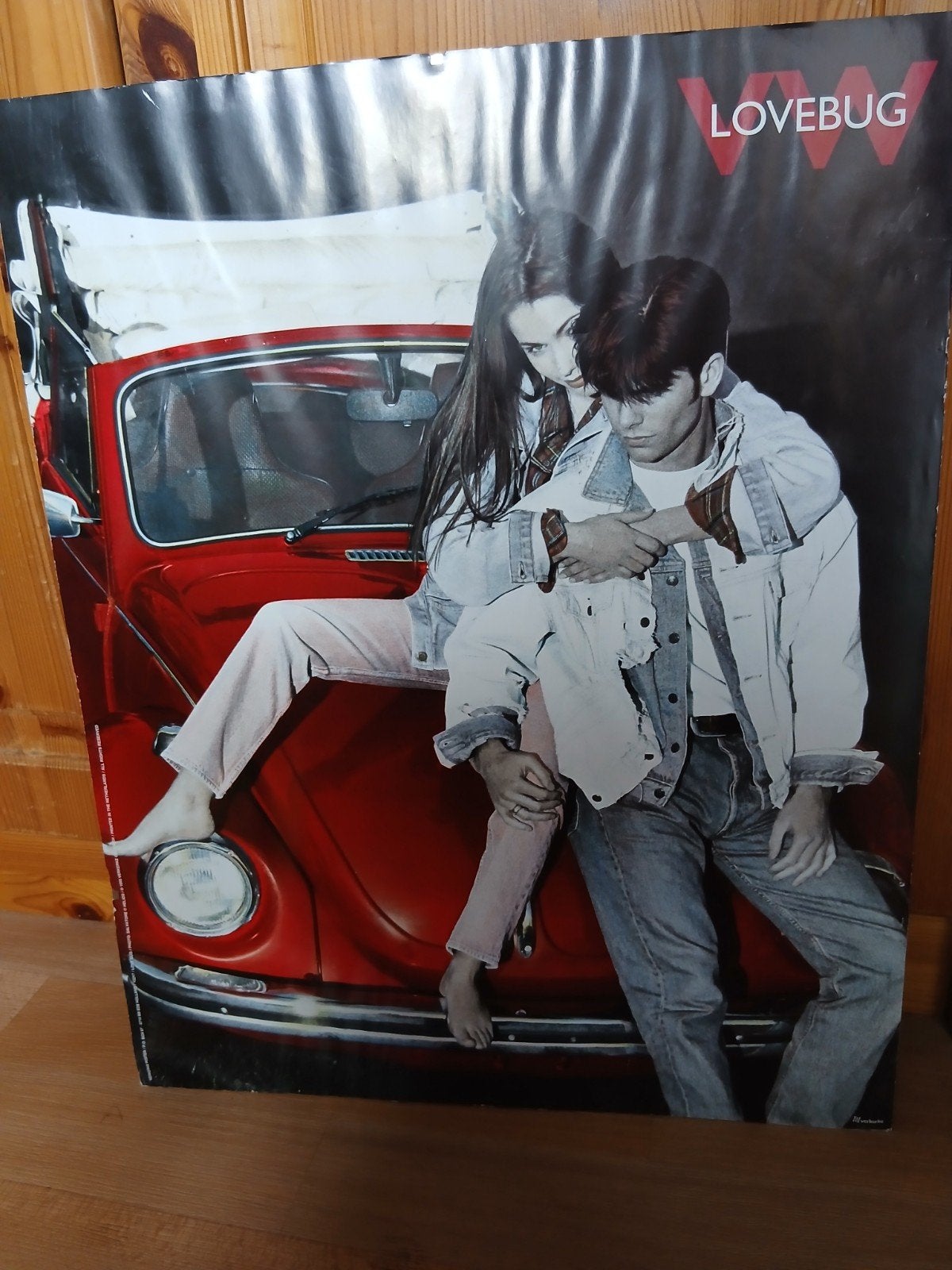 Vintage Lovebug Poster - Romantisch Koppel met Rode Kever, Ophalen of Verzenden, A1 t/m A3, Overige onderwerpen, Rechthoekig Staand