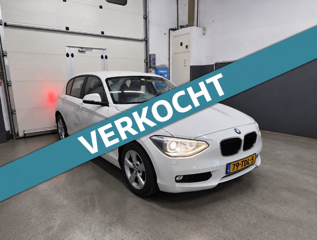 BMW 116i | Navi | Xenon | Cruise | Bluetooth | Nieuwe APK, 1-Serie, Dealer onderhouden, Zwart, 4 cilinders
