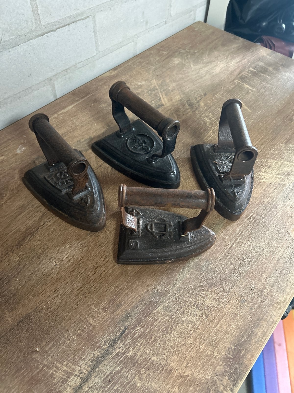 Set van 4 Antieke Strijkijzers - Decoratief Gietijzer, Ophalen