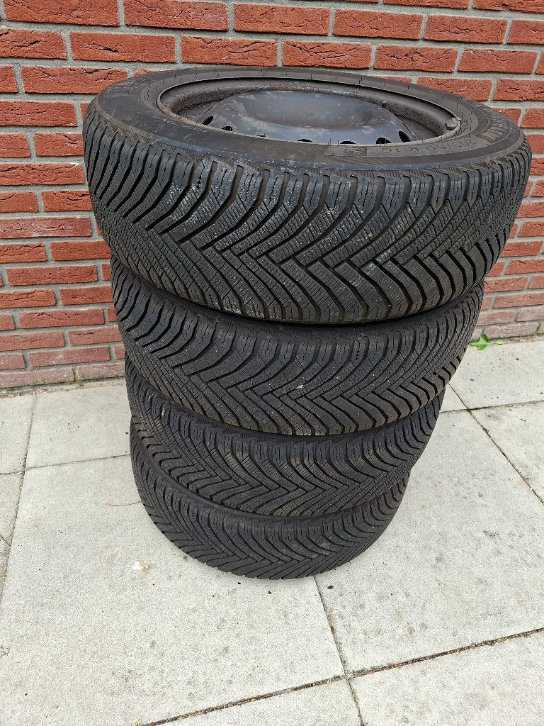 4 winterbanden Michelin Alpine 7 op stalen velgen 205/60 R16, Auto-onderdelen, Banden en Velgen, Ophalen, Gebruikt, 16 inch, Banden en Velgen