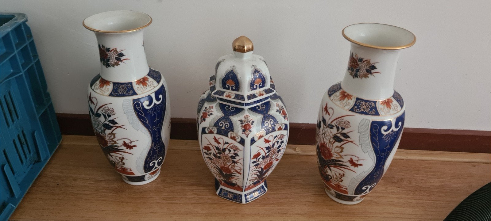 Prachtig decoratief Imari kaststel met vazen en pot, Ophalen