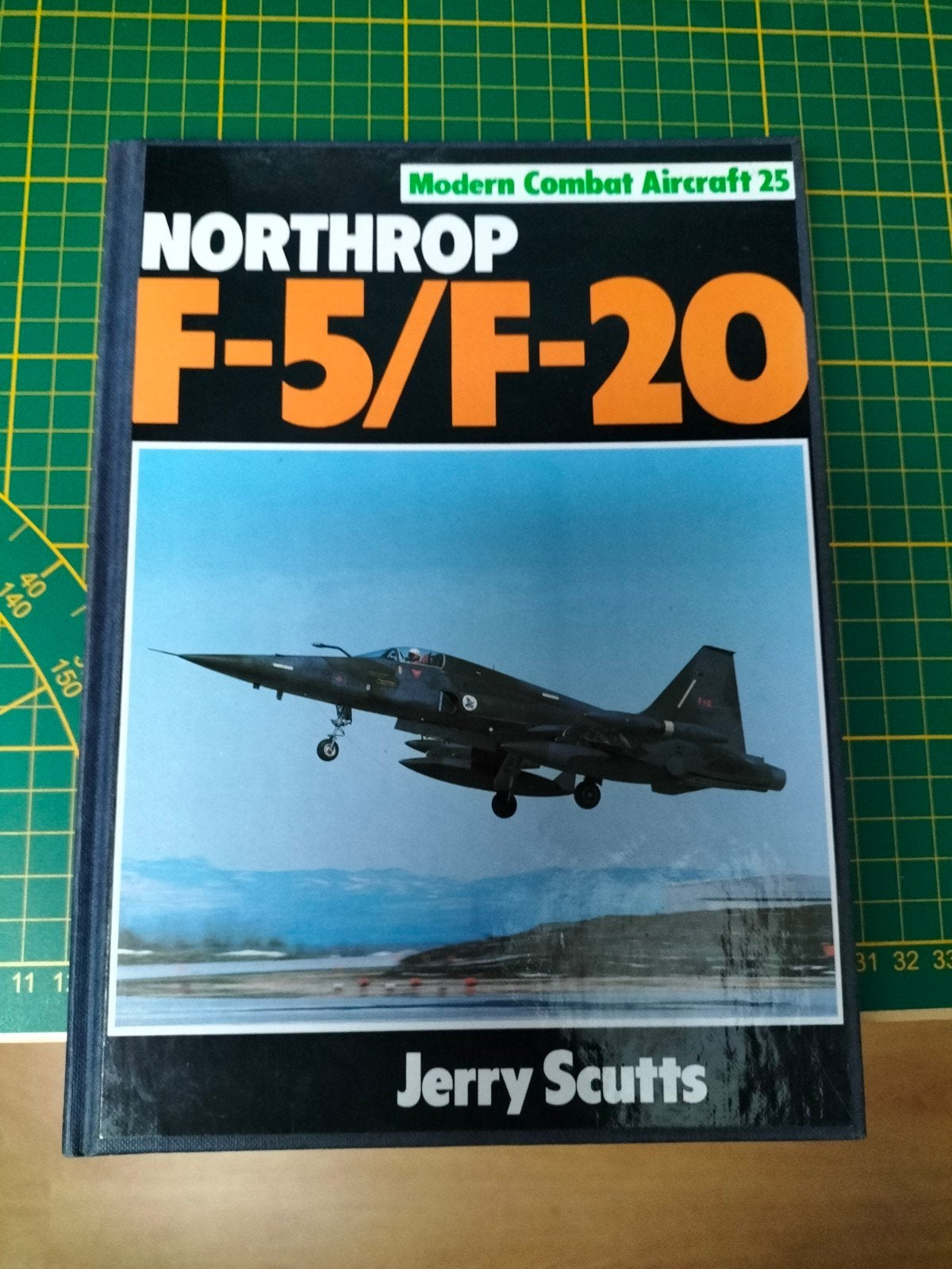 F-5/F-20 boek, Ophalen of Verzenden, Zo goed als nieuw, Boek of Tijdschrift