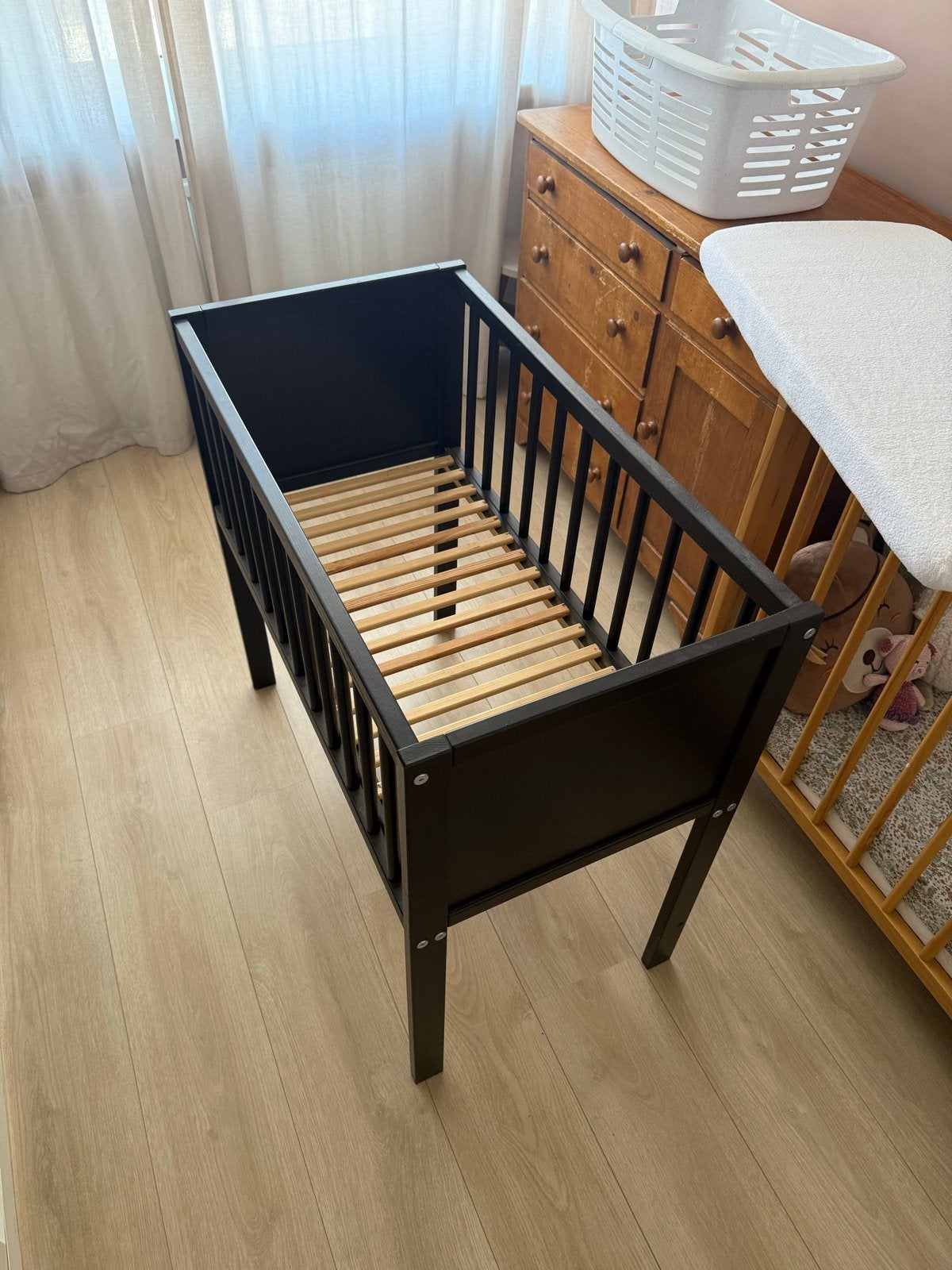 Zwart houten wiegje met lattenbodem + matrasje, Kinderen en Baby's, Babywiegjes en Ledikanten, Ophalen, Zo goed als nieuw, Wieg