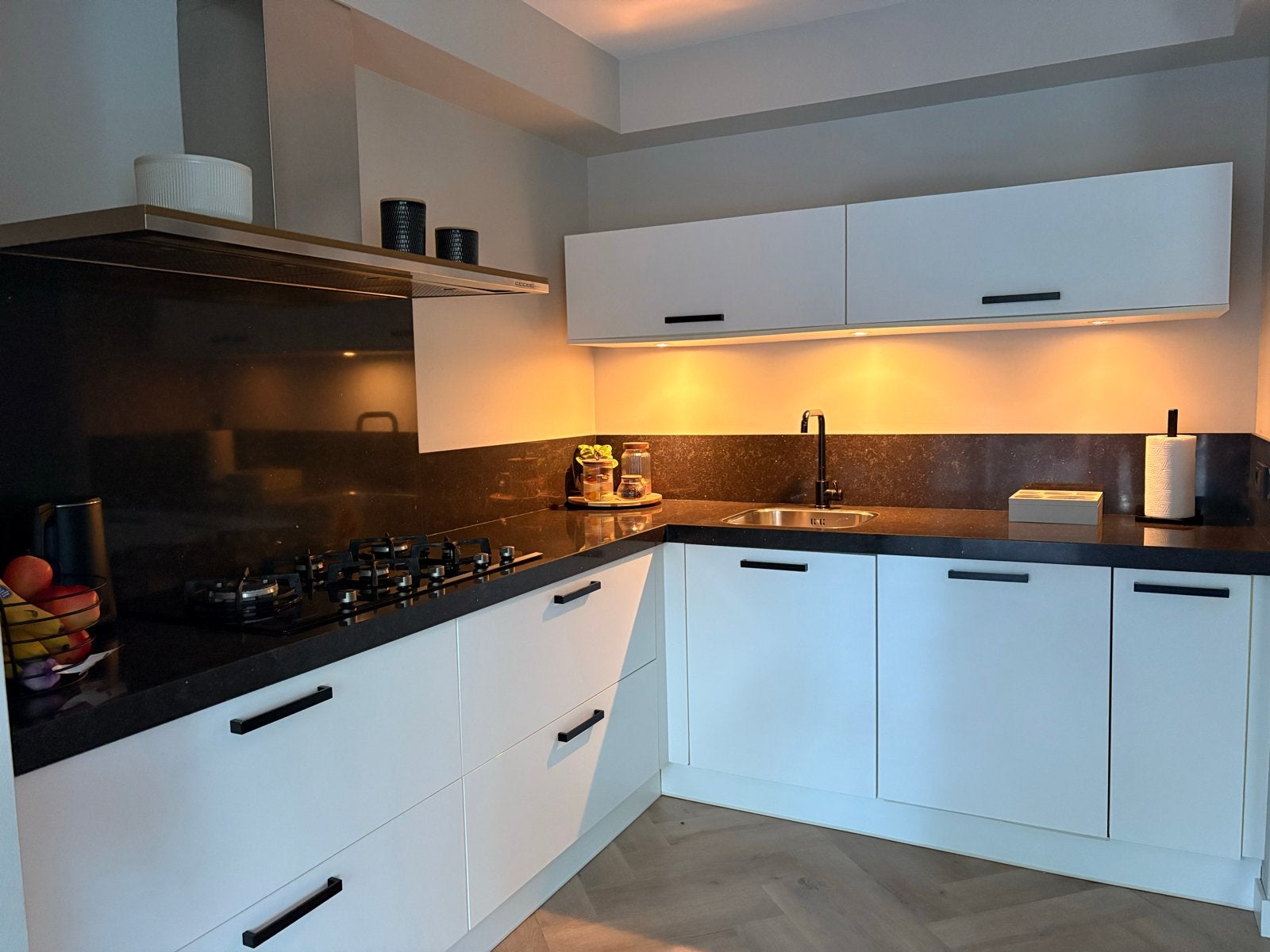 Complete keuken met Bauknecht, Bosch en Falmec apparatuur, Gebruikt, Wit, Hoekkeuken, Graniet of Steen