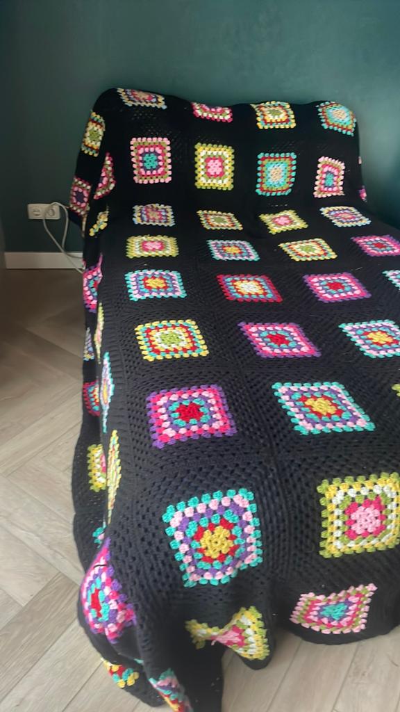 Sprei handgehaakt ruim 300 x 250, Huis en Inrichting, Woonaccessoires | Plaids en Woondekens, Ophalen, Zo goed als nieuw