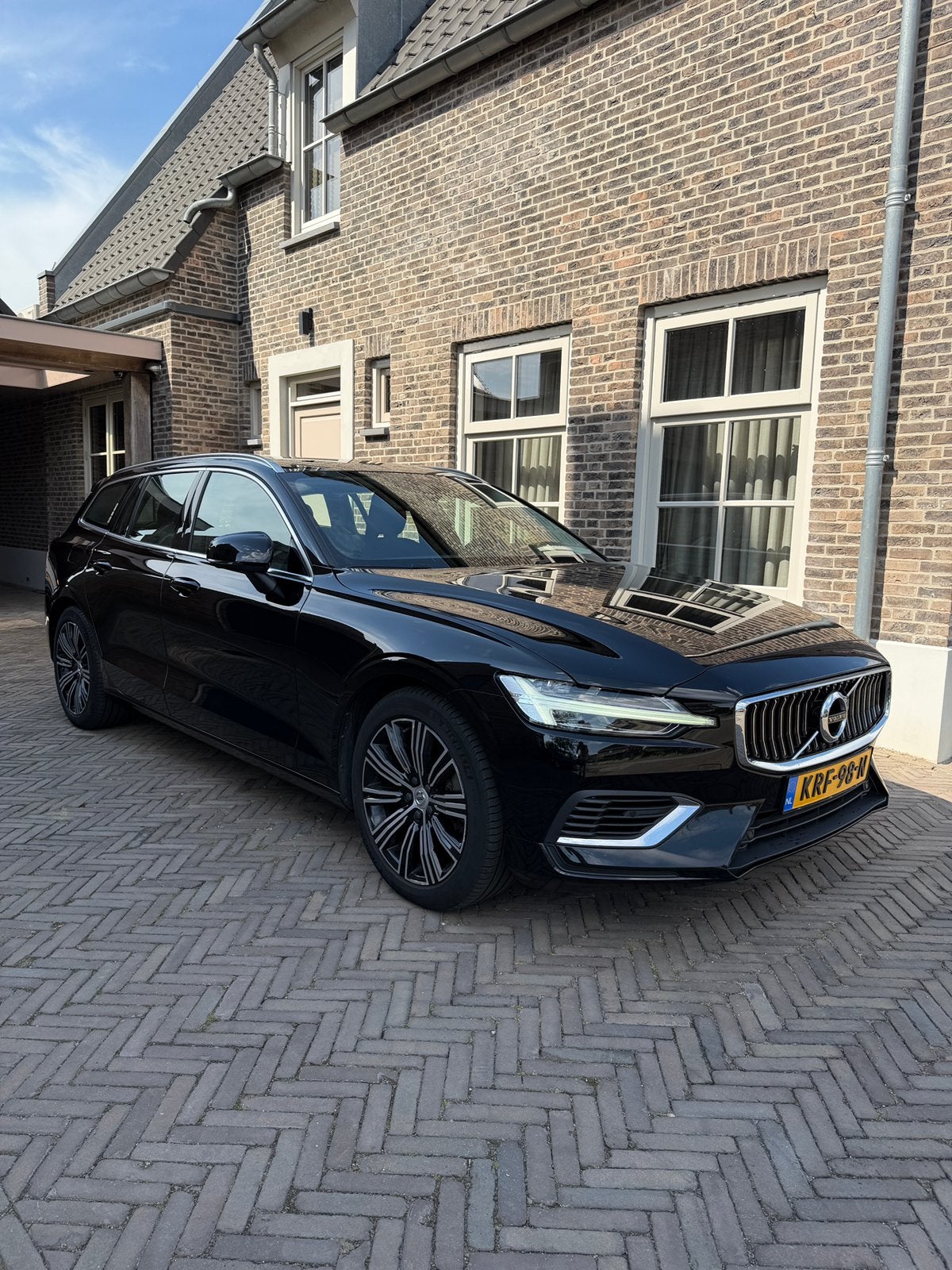 ZEER NETTE Volvo V60 T6 Twin Engine 340pk AWD 2022 Zwart, Dealer onderhouden, Stof, 4 cilinders, Lichtsensor