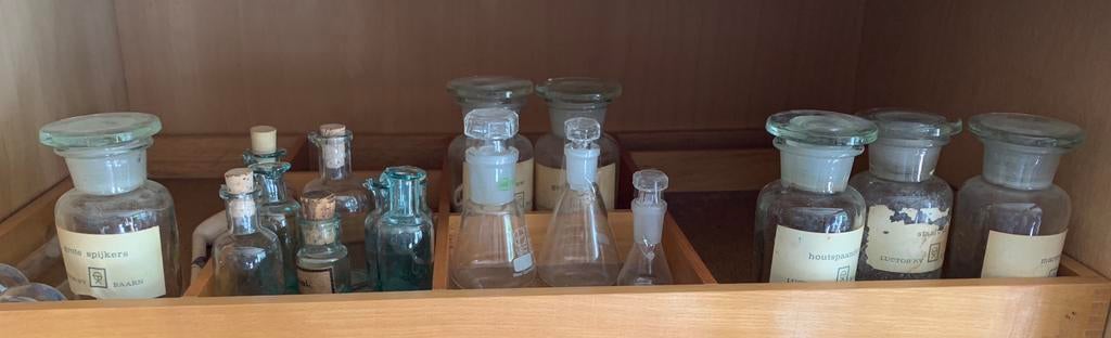 17 vintage oude apothekersflesjes, Ophalen of Verzenden