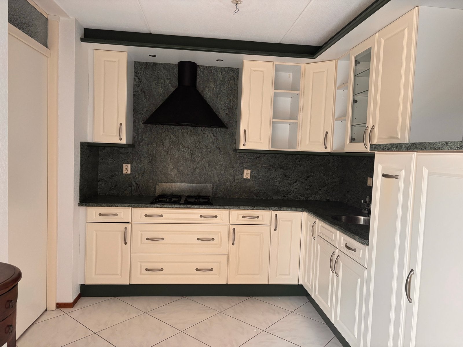 Nette keuken ter overname | Zelf demonteren, Huis en Inrichting, Keuken | Complete keukens, Ophalen, Gebruikt, Hoekkeuken, Graniet of Steen