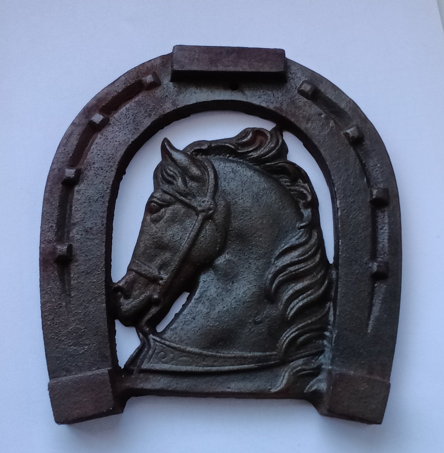 Gietizer hoefijzer met paard ., Ophalen