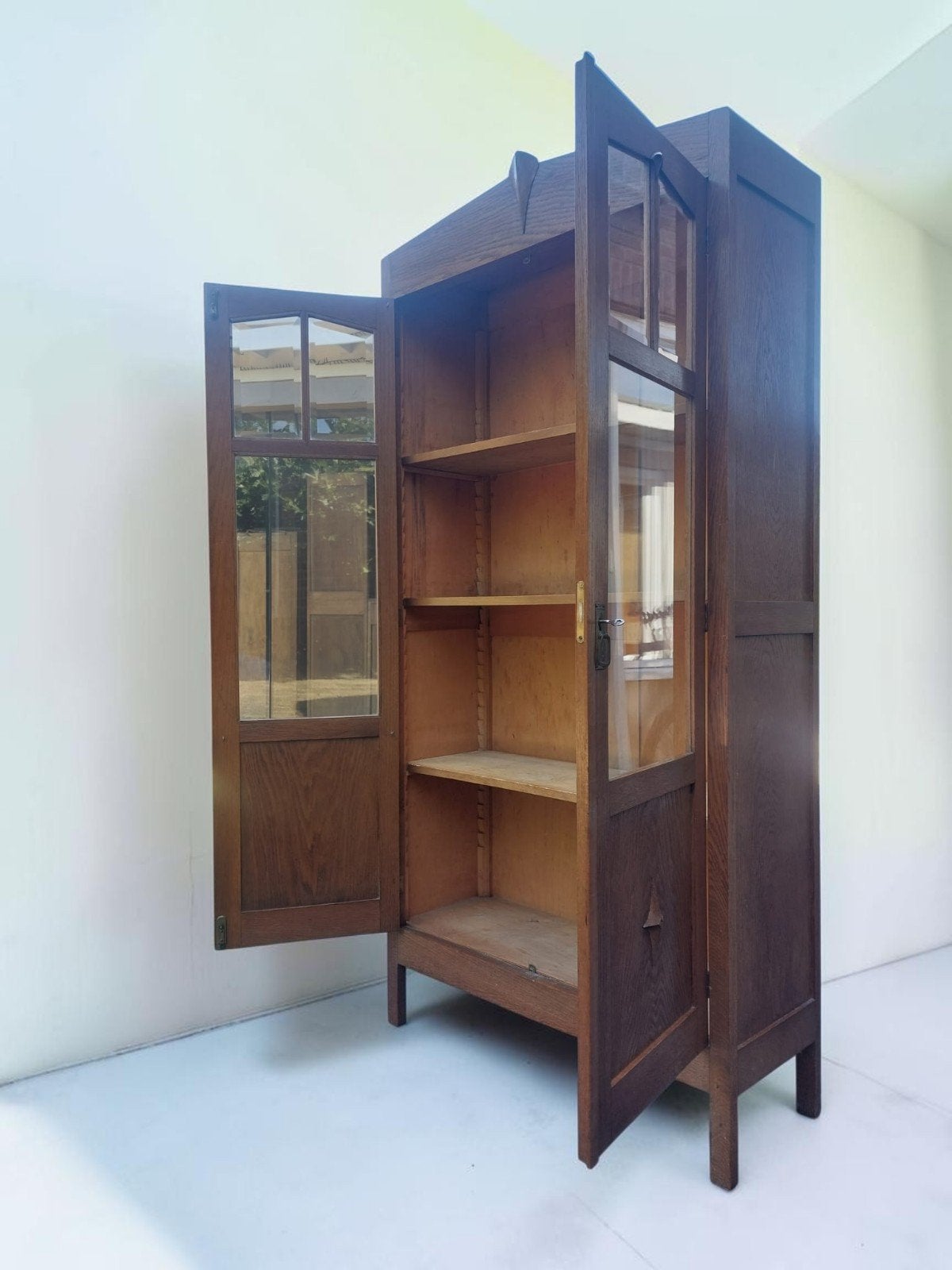 Antieke kast Amsterdamse school vitrinekast., Ophalen