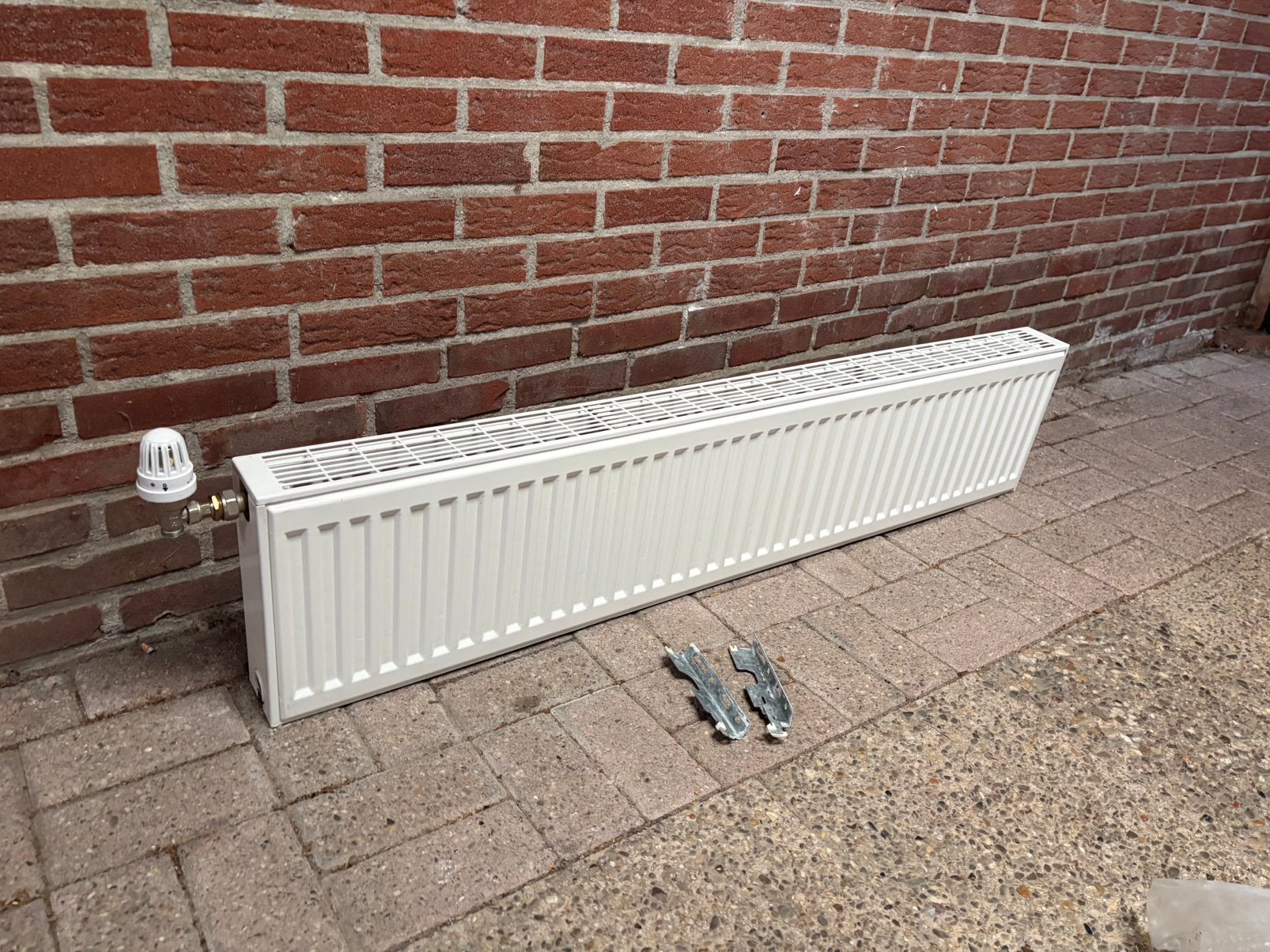 Radiator 1400 x 300 T22 incl thermostaatknop + ophangbeugels, Doe-het-zelf en Verbouw, Ophalen, 30 tot 80 cm, Hoog rendement (Hr)