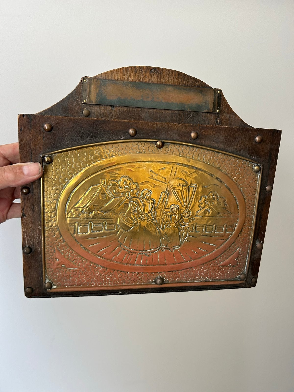 Antieke houten brievenhouder met koperen reliëf, Ophalen, Koper