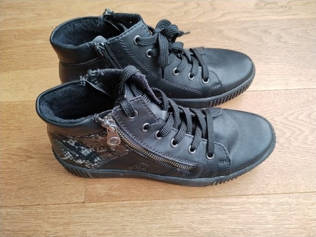 Z.g.a.n. leuke zwarte laarsjes van Rieker - Maat 38, Kleding | Dames, Zwart, Lage of Enkellaarzen, Ophalen of Verzenden, Zo goed als nieuw