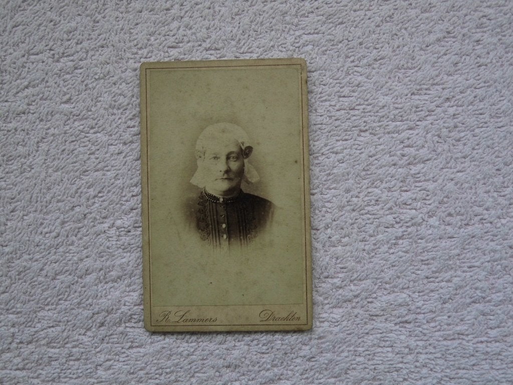 Photographisch Atelier R. Lammers Drachten. CDV Klederdracht, Verzamelen, Gebruikt, Foto, Ophalen of Verzenden, Voor 1940