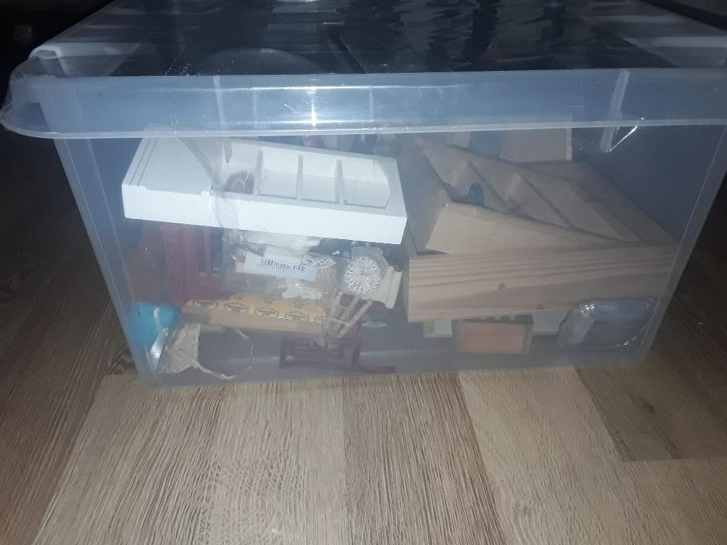 Doos vol poppenhus spulletjes, Verzamelen, Poppenhuizen en Toebehoren, Ophalen of Verzenden, Zo goed als nieuw, Poppenhuis