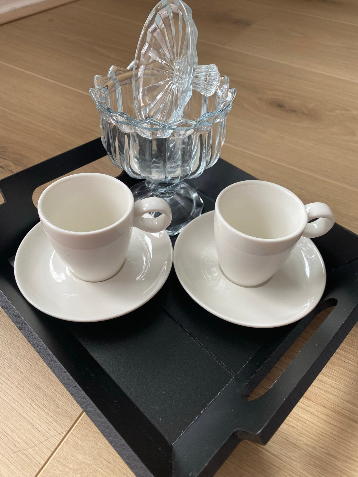 Kop en schotel set met suikerpotje op dienblad, Huis en Inrichting, Keuken | Servies, Keramiek, Ophalen of Verzenden, Zo goed als nieuw