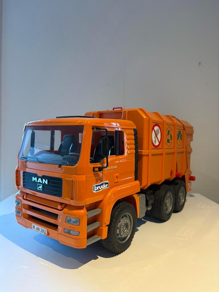 Bruder MAN TGA Vuilniswagen - Oranje, Ophalen of Verzenden, Zo goed als nieuw