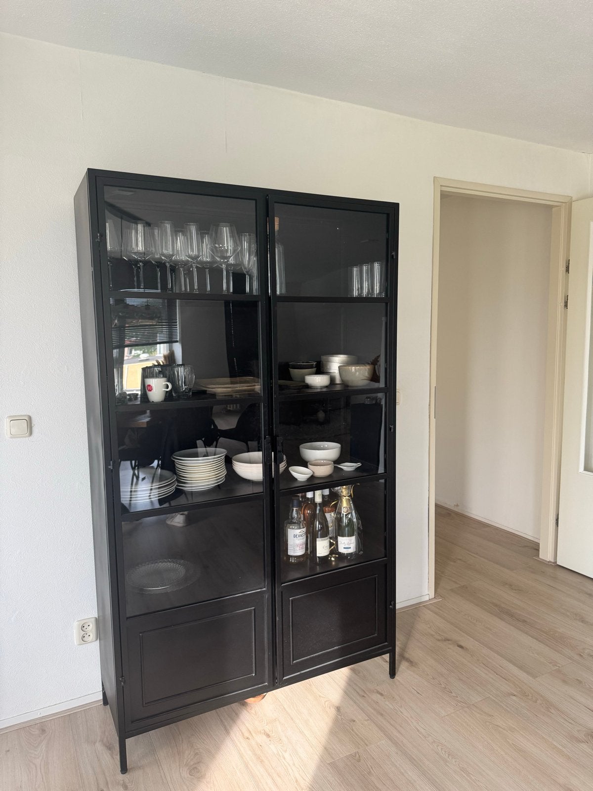 Karwei Vitrinekast Zwart Metaal en Glas, Huis en Inrichting, Kasten | Vitrinekasten, Ophalen, Gebruikt, 50 tot 100 cm, Metaal