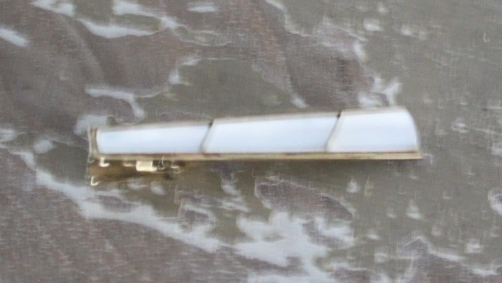 goudkleurige dasspeld met parelmoer, Ophalen of Verzenden, Gebruikt, Goud, Zilver