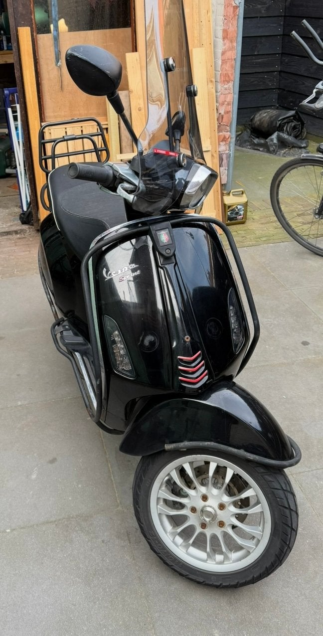Te koop vespa sprint zwart, Fietsen en Brommers, Scooters | Vespa, Ophalen, Gebruikt, Maximaal 45 km/u, Vespa S