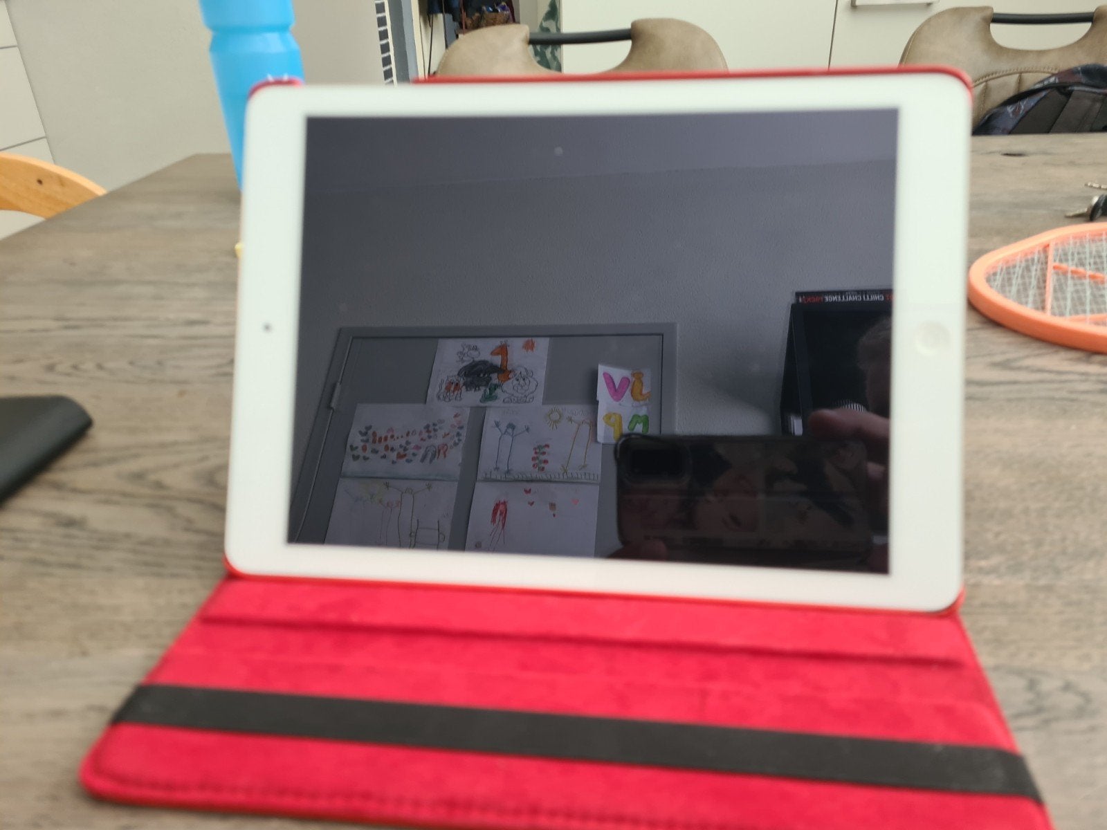 Apple iPad Air 16GB Wi-Fi met rode hoes, 10 inch, Gebruikt, Wit, Apple iPad Air