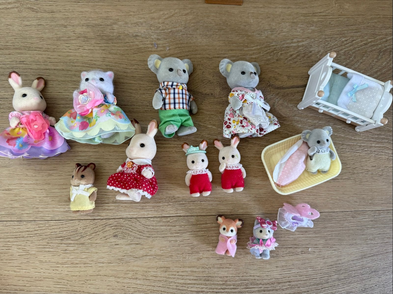 Sylvanian Families diverse poppetjes en figuurtjes met bedje, Ophalen of Verzenden, Zo goed als nieuw