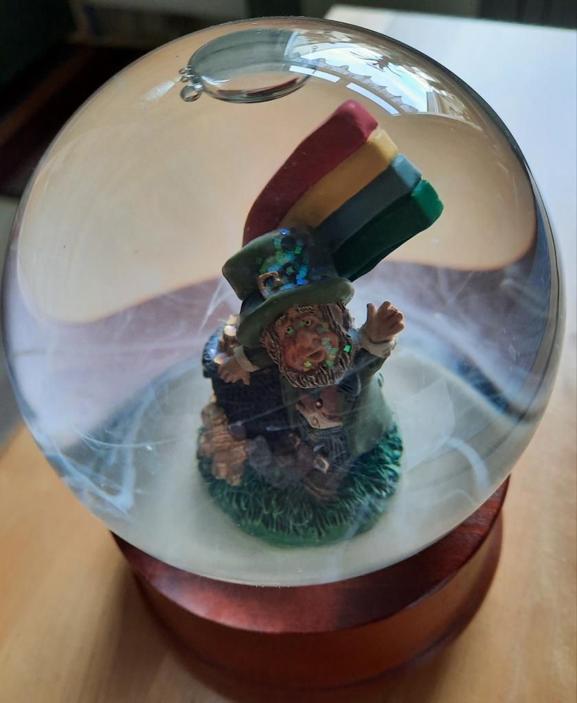 IERSE LEPRECHAUN MET SPEELDOOS, Verzamelen, Overige Verzamelen, Ophalen of Verzenden