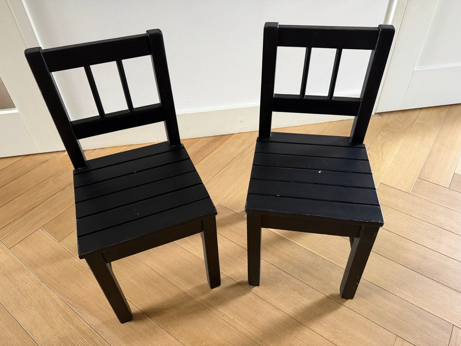 Twee zwarte kinderstoelen, Huis en Inrichting, Ophalen, Gebruikt, Twee, Zwart