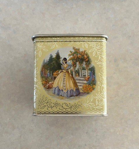 Tin / Blik / Trommel Vintage met Victoriaanse Afbeeldingen, Verzamelen, Ophalen of Verzenden, Gebruikt, Overige