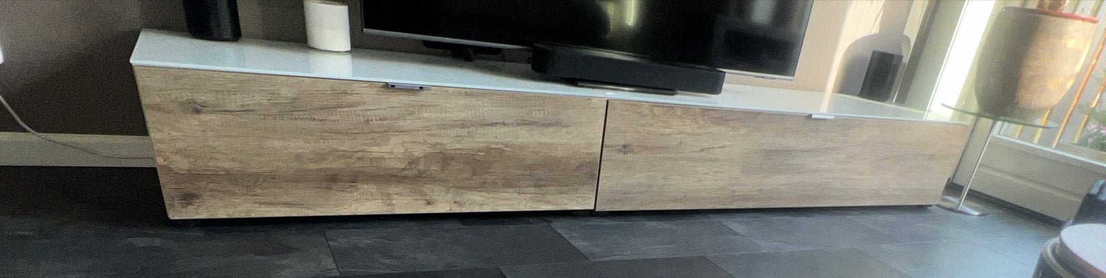 Modern TV-meubel met glazen blad en opbergruimte trendhopper, Ophalen, Grenenhout, Zo goed als nieuw, 200 cm of meer