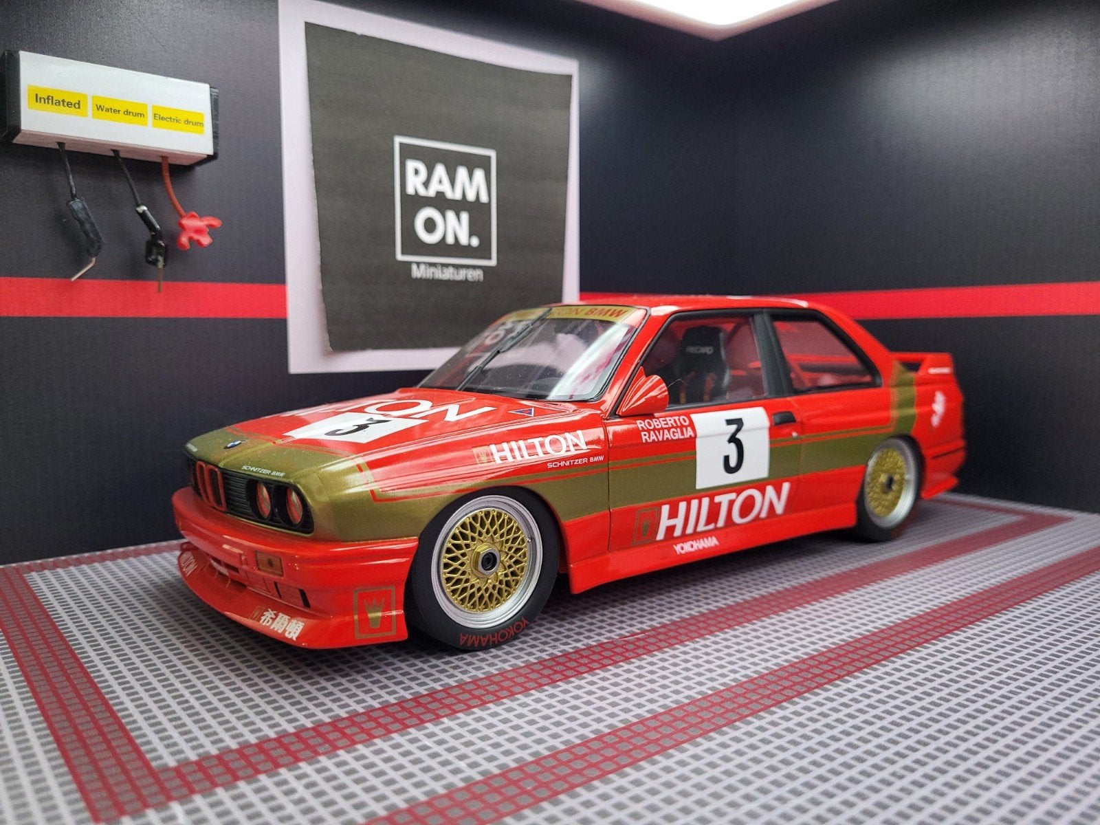 1/18 BMW E30 M3 Hilton R.Ravaglia, Ophalen of Verzenden, Zo goed als nieuw, Auto, MiniChamps