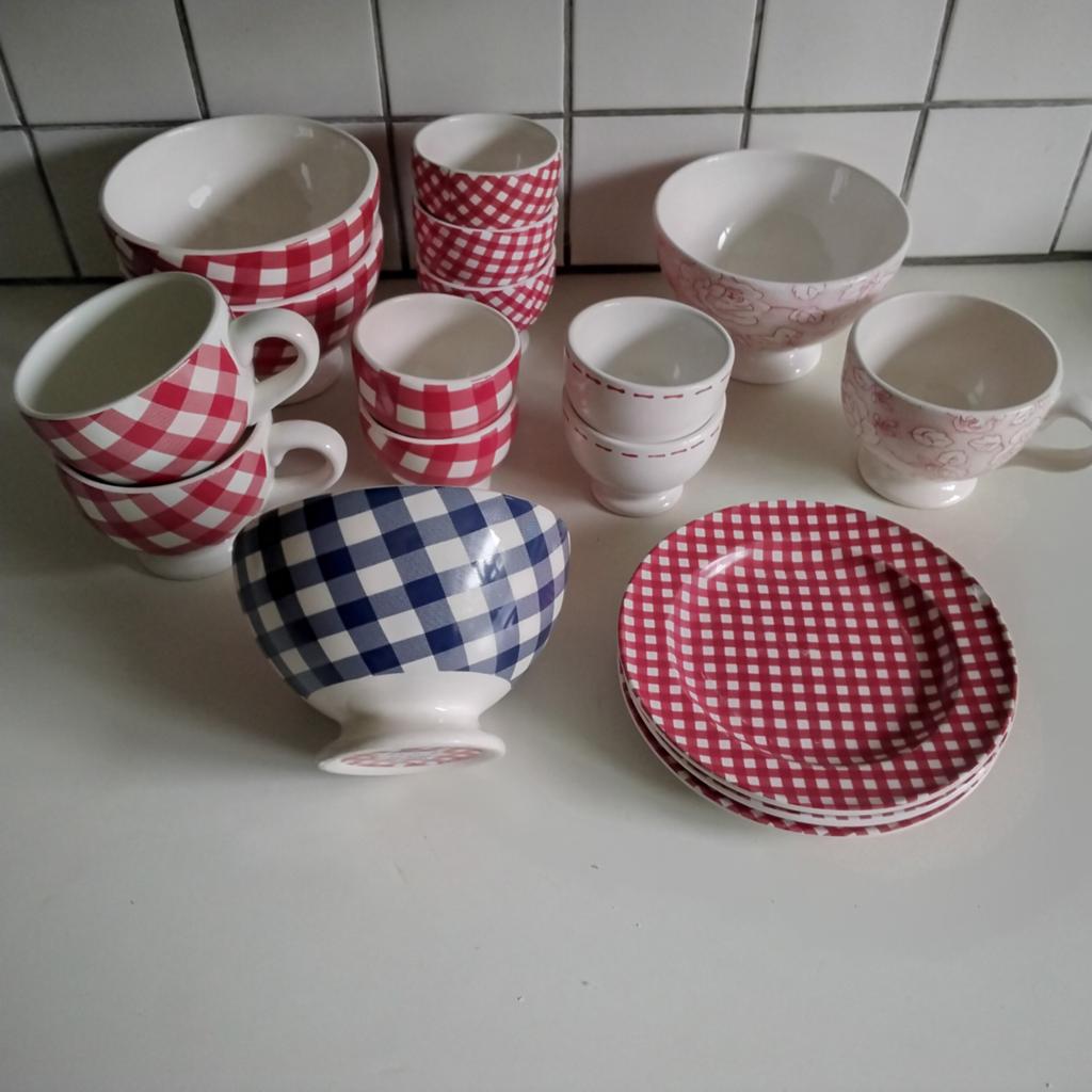 At home with marieke:7 grote kommen,3 mokken,koekblik, Ophalen of Verzenden, Aardewerk, Overige stijlen, Kom(men)