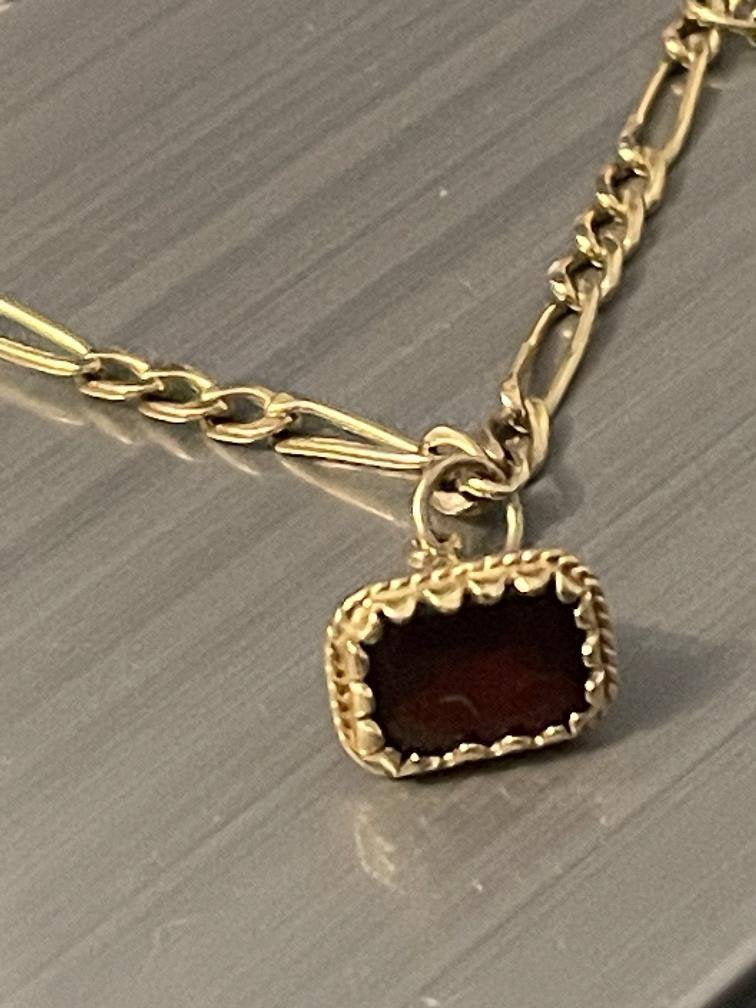 9 karaat geelgouden figaroschakel armband met bedel granaat, Ophalen of Verzenden, Nvt, Nvt, Nvt