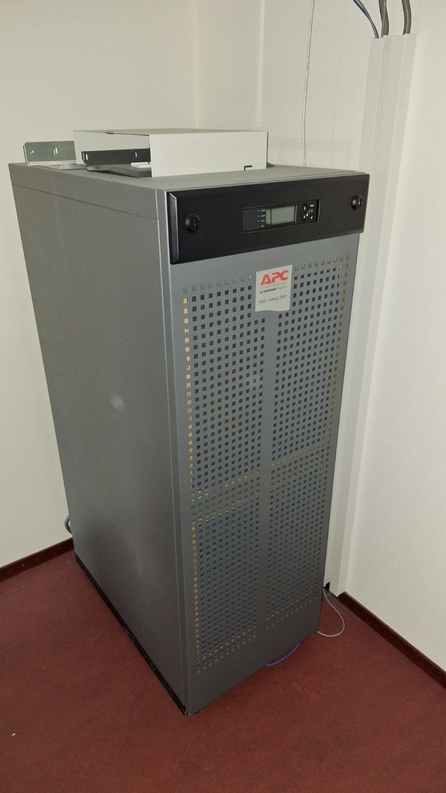 APC MGE Galaxy 3500 UPS incl. 12 batterijmodules, Computers en Software, Noodvoedingen (UPS), Gebruikt, Ophalen