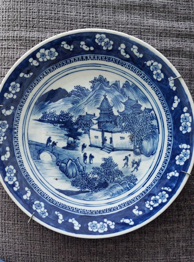 Antiek Chinees Blauw-Wit Bord met Landschap en Breuksporen, Antiek en Kunst, Ophalen