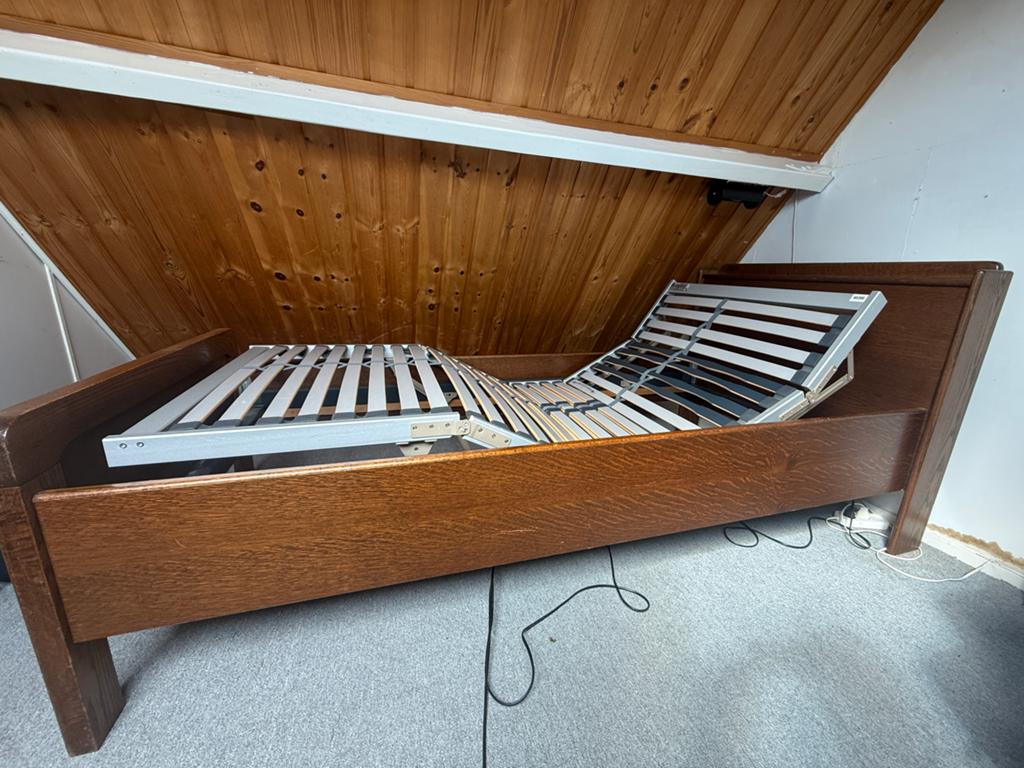 Seniorenbed met verstelbare lattenbodem, Ophalen, 90 cm, Eenpersoons, Bruin
