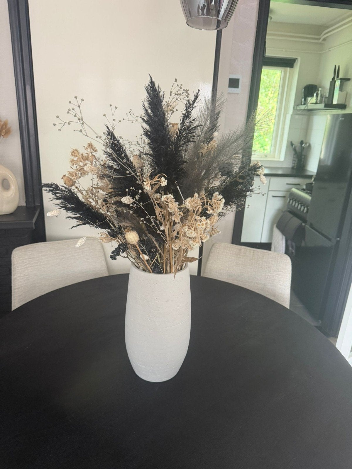 vaas met droogbloemen, Ophalen